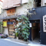 井泉 - 店の外観（左の茶色の戸が入り口、右側の黒掘りが出口です）