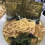 横浜ラーメン 一心 - 麺の様子。酒井製麺の文字は見つけられなかった。変わったか？