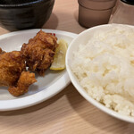 Fuji Ichiban - 唐揚げセット300円の唐揚げ2個にライス。