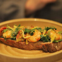 KYOTO BISTRO - ガーリックシュリンプと九条葱のオープンサンドウィッチ