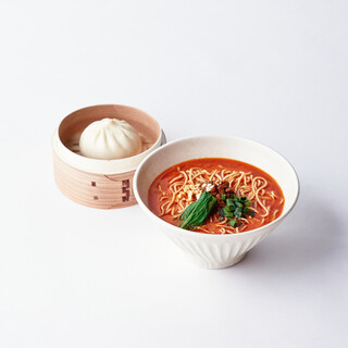 h TOKYO PAO - 濃厚な味わいのタンタン麺には
          シンプルな豚まんや酸味の効いた油淋鶏まんがおすすめです。