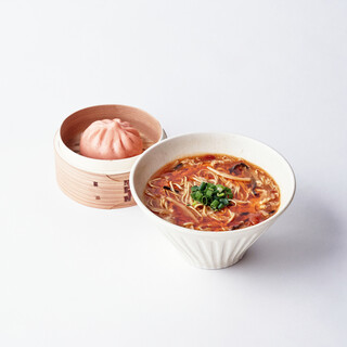 h TOKYO PAO - 刺激的な味わいのサンラータン麺には、やさしい味わいをしたpinkのルーローまんやbuleの大学芋まんがおすすめです。