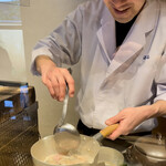 温石 - 嬉しそうな店主