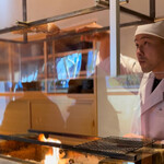 温石 - 真剣な眼差しで、イシナギを高台に避難して遠火で燻します