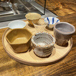 温石 - 自由に選んで頂く事が出来るお猪口は、そのまま置かれますので、同じお酒でもお猪口の形で味わい比べが出来る嬉しいサービスですね！