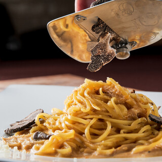 Soft-boiled egg and truffle cream pasta