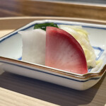 温石 - 盛り付け美しく、お新香はまるで絵画の様です‼︎