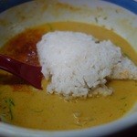 カレーうどん屋 咲々 - 半ライスの半分投入