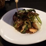 ベルエキップ - 瑞浪野菜のエミュレーションにソースを掛けられている