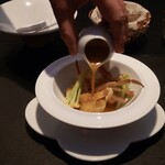 ベルエキップ - 渡り蟹のブイヤベース　ソースを掛けられてる