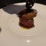 ベルエキップ - フォアグラを焼いたときに出る黄金の油を掛けられた後、トリュフとマデラ酒のソースを掛けてる所