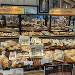 パリクロアッサン - 陳列たなはこれと、レジ横の食パンのみ