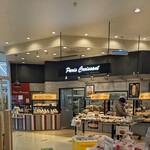 パリクロアッサン - 入って左側にあります