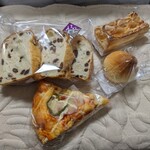 パリクロアッサン - レーズン食パン、アップルパイ、塩あんパン、ピザパン