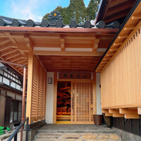 柳家 - 重厚な雰囲気の入口