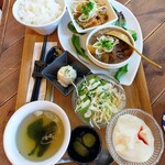 Umineko Shokudou - ハーフコンビ定食、牛すじ、ポークジンジャー