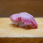 金寿司 地魚定 - これも中トロかな？
香りが立ち上がり、もっちりしたシャリのさわやかな酸味ですっきりした味わいに。