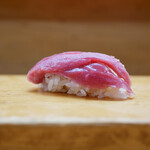 金寿司 地魚定 - 赤身
シャリの酸味と鉄の酸味が交わり、爽やかな旨みを楽しめました。