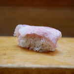 金寿司 地魚定 - 金目鯛
皮目のパリッとした食感から金目鯛の香りが軽く抜け、シャリの美味しさを感じつつさっぱりした旨み。