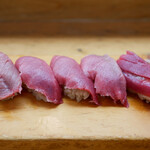 金寿司 地魚定 - 味わい的に左から大トロ、中トロ、赤身のよう