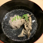 温石 - 衝撃的にインパクトのあるお椀。いただいたお椀史上、最高かも。味わいや脂がふくよかな鰯を、控えめなお出汁が支えていて、後を引きすぎる美味しさ。