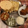 Sundaru Maharu - ほうれん草カレー、バターチキンカレー・激辛、ガーリックナン、タンドリーチキン　※スンダルマハールスペシャルセット