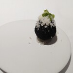 167019096 - 一皿め キャッサバ芋の竹炭コロッケ