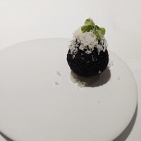 MOTORA  - 一皿め キャッサバ芋の竹炭コロッケ