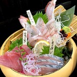 海鮮どんぶり亭 - 煮魚定食の刺身