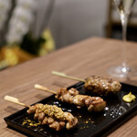 KOBE YAKITORI STAND 野乃鳥 - たっぷり乗った粒マスタードが嬉しいせせりのタレ焼き、ネギマのタレ焼き、つくね。