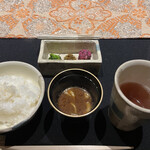 嵐山MITATE - 釜焚きご飯。炊き上がってから少し時間あるなぁと思っていたら、なんとアルデンテだったとかで焚き直してくれたという説明がありました！こちらもサービス！すごい