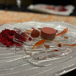 嵐山MITATE - 美女と野獣。薔薇の花びらが落ちるその前に、真実の愛で私を受け止めてって説明されるのですが、考えたシェフはロマンチストですよね〜女心をくすぐりますね。しかもこれボルシチのサラダだとか。　トマトも美味しい