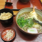 Kineya - 私の注文したのはてんぷら蕎麦定食７４０円、寒い日だったので私も温かい蕎麦を選んでみました。
       