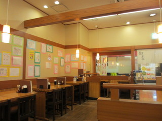 Kineya - 店内はショッピングモールのレストランという事もあり家族連れでも対応が出来るテーブル席が中心。
                         
                        壁にはお子様逹が書いた家族の絵がたくさん飾ってありました。
                         