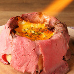 お肉とチーズの専門店 肉バル 栄&肉 - ローストビーフのシカゴピザ