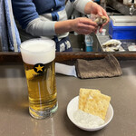 Tsukiji Sandai - 生ビールとお通しのクリームチーズ