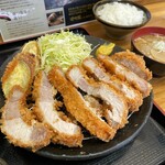 とんかつ 栄ちゃん - 脂身の甘さが嬉しくていつも震えながら食べてる