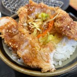 とんかつ 栄ちゃん - 胡麻ソースをかけて完成