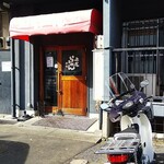 上尾らぁめん - カブを店前に停めて店に入ろう！！