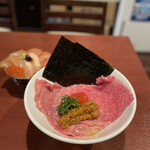 酒肴場 屯 - 大間産塩うにとA5ランク黒毛和牛のまぜそば¥1500、海鮮丼¥500