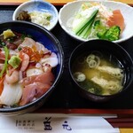 益元 - 海鮮丼。サラダやお新香、みそ汁付きで1200円（税込）