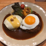 松阪牛ハンバーグ専門店ガーベラ - ダブルハンバーグ定食：ダブルハンバーグ（デミチーズ・デミ目玉焼）