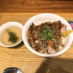 食堂 肉左衛門 - トン丼（200g1000円）