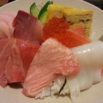 １２００えん 特選海鮮丼（マグロ ブリ イカ サーモン 白身魚 玉子 イクラ）2013.1