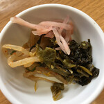 博多ラーメン つる - 無料お惣菜があり 高菜が激辛じゃない