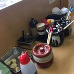 博多ラーメン つる - 卓上の調味料など。ニンニクが嬉しいなあ