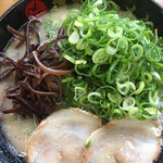 博多ラーメン つる - ネギは、まあまあのサービス量かな？