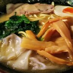 上尾らぁめん - 醤油らぁめんのアップ・・照明と店内が暗いので写真が撮り難かったです。