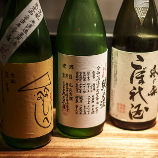 A wine and sake list that complements the deliciousness of the local chicken skewers