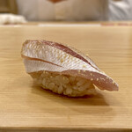 Kizaki - 愛媛 春子鯛
                        身のやわらかさはいつもながら、この日の春子鯛はほんのりと甘みが感じられました♪